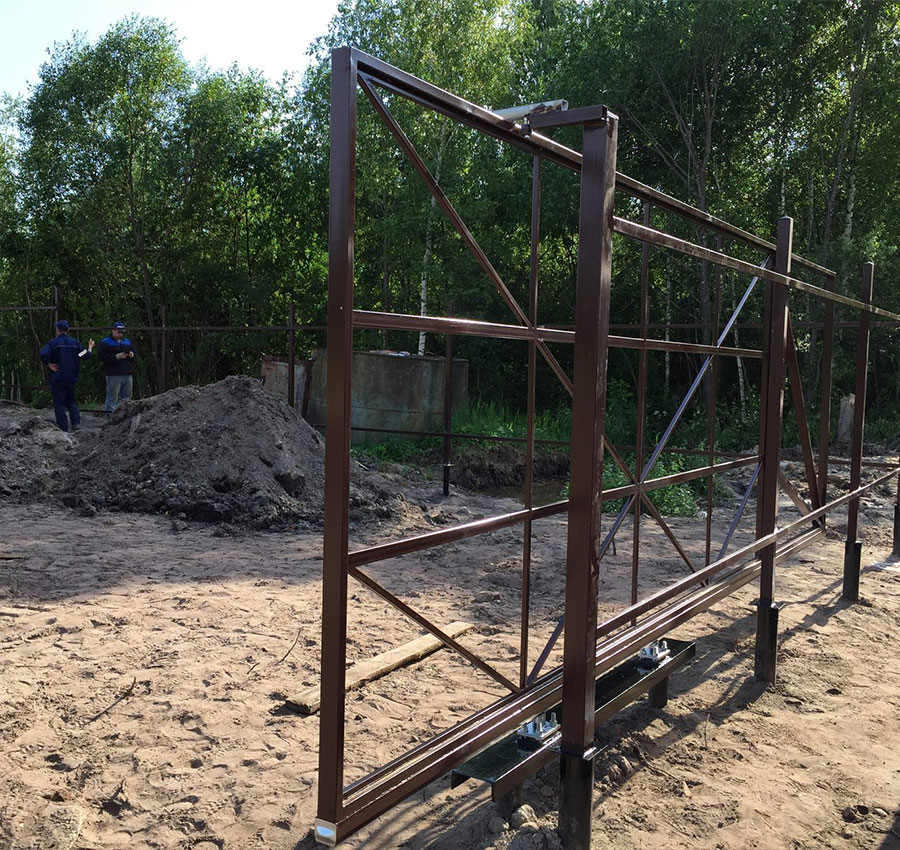 Варианты ворот на винтовых сваях в Томской области